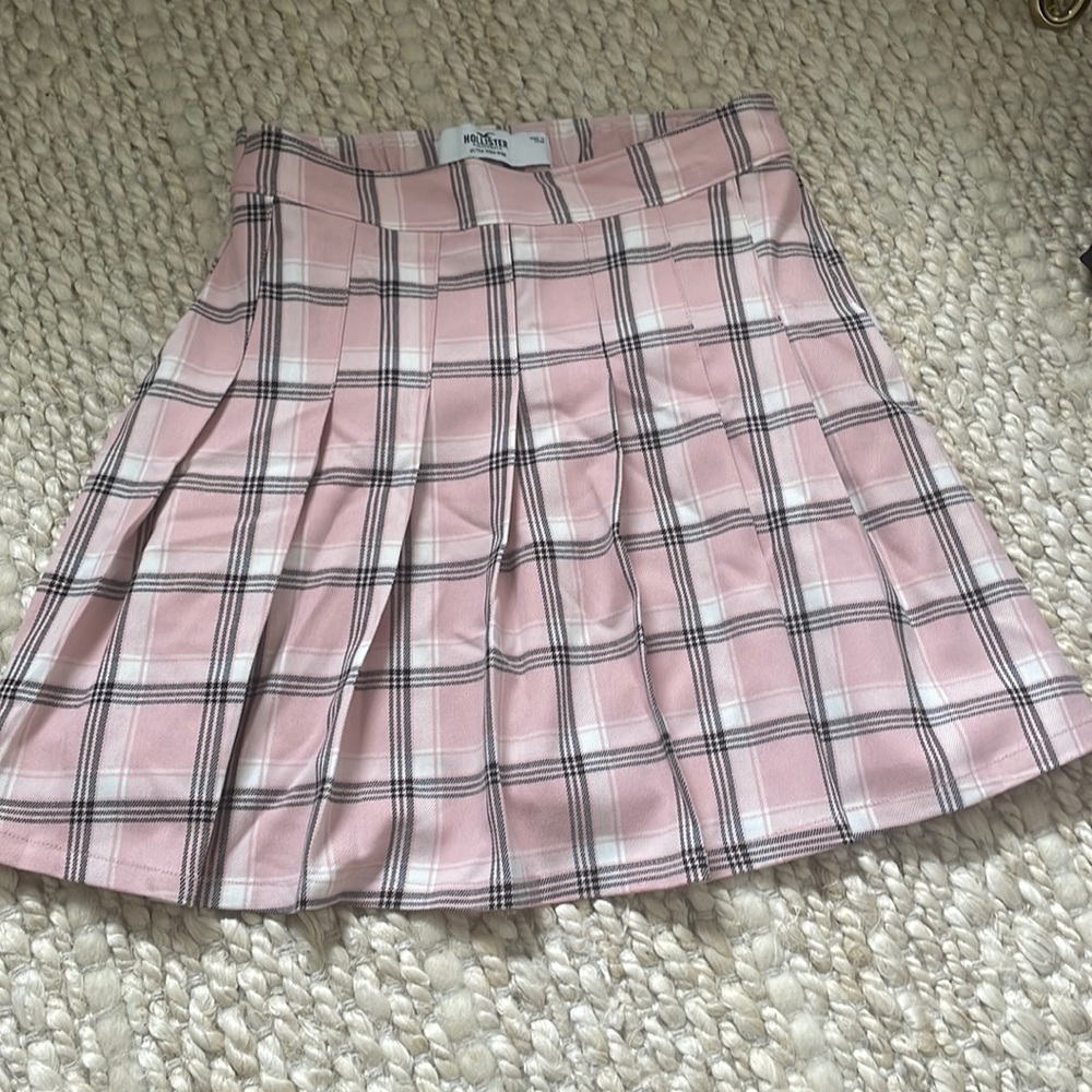 Pink, black and white pleated plaid skirt. XS, from hollister. Brand new.